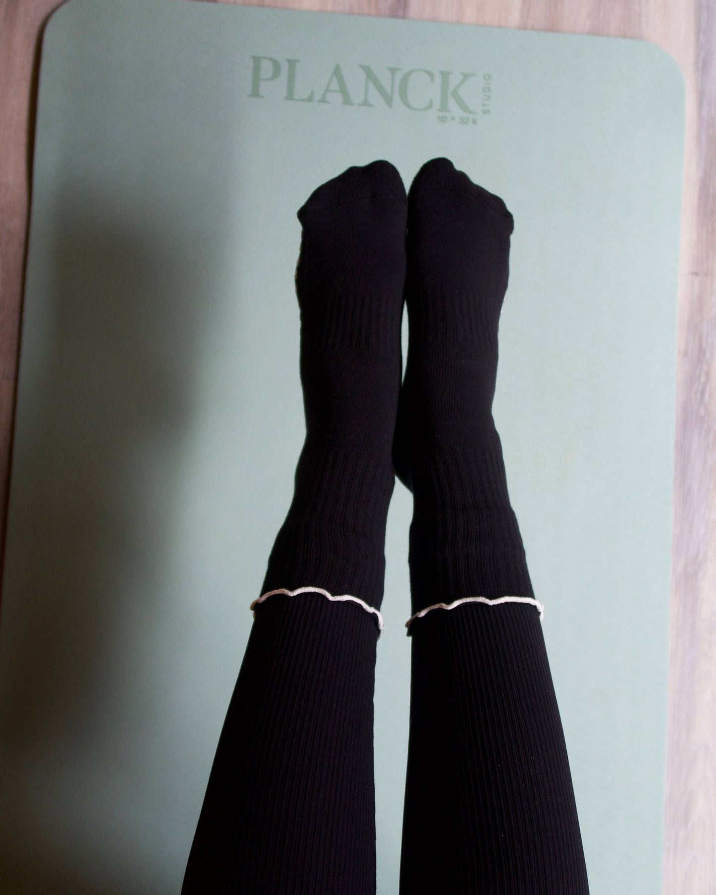 Black and White Pilates Grip Socks Air\e
